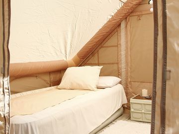 Interior de la bell tent