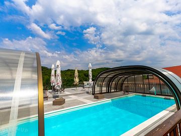 The swimming pool can be covered
