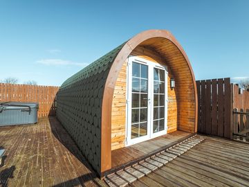 Family pod with a picnic bench and hot tub (added by manager 26 mar 2022)