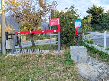 Postazione di ricarica auto elettrica e biciclette elettriche