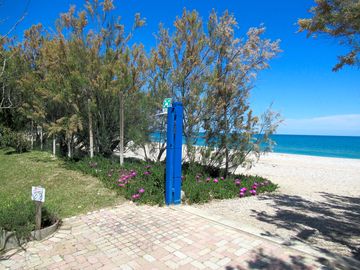 Direct access to the beach