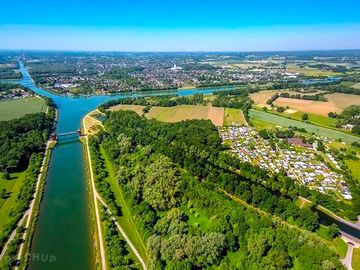 Der kanalknotenpunkt leigt direkt am campingplatz