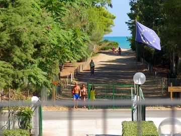 Path to the beach (added by manager 21 feb 2017)