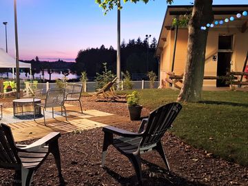 Terrasse confortable avec vue sur le lac.