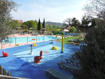 Pool complex with splash fountain