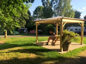 Covered picnic table