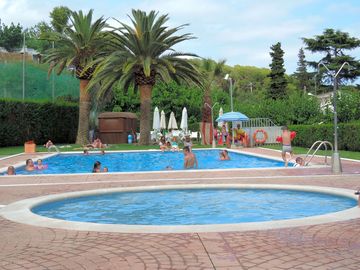 Outdoor swimming pools (added by manager 04 may 2015)
