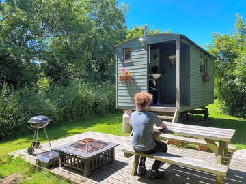 Shepherd's hut with firepit (added by manager 11 jul 2022)