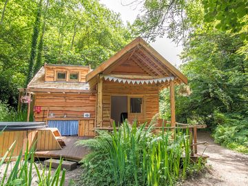 Front view of tawny cabin with wood fired hot tub (added by manager 12 sep 2022)