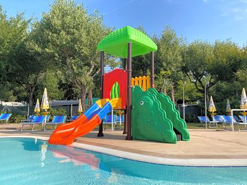 Children's pool with slide (added by manager 08 jan 2021)