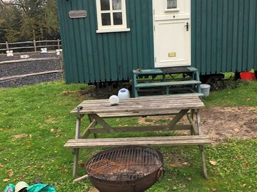 Outside seating area with barbecue and firepit (added by manager 21 nov 2019)