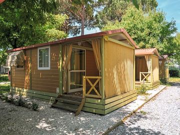 One-bed cabin with private shower