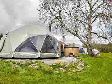 Geodesic dome with hot tub (pet friendly)