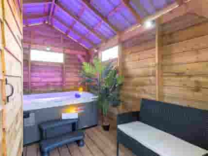 Private Hot Tub, under cover area and secure area for dogs