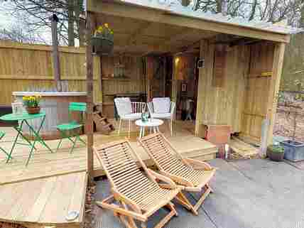 Gazebo area with barbecue, shower and private hot tub