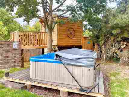 Hot tub outside the treehouse