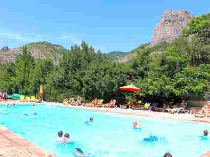 Heated swimming pool is open from mid-June to mid-September (added by princesdorange 11 Oct 2013)