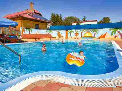 Campgrounds with swimming pools top near me