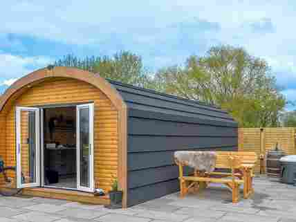 Garden with hot tub and picnic table