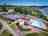 Camping Lac de la Liez: Vue générale du restaurant et de la piscine extérieure