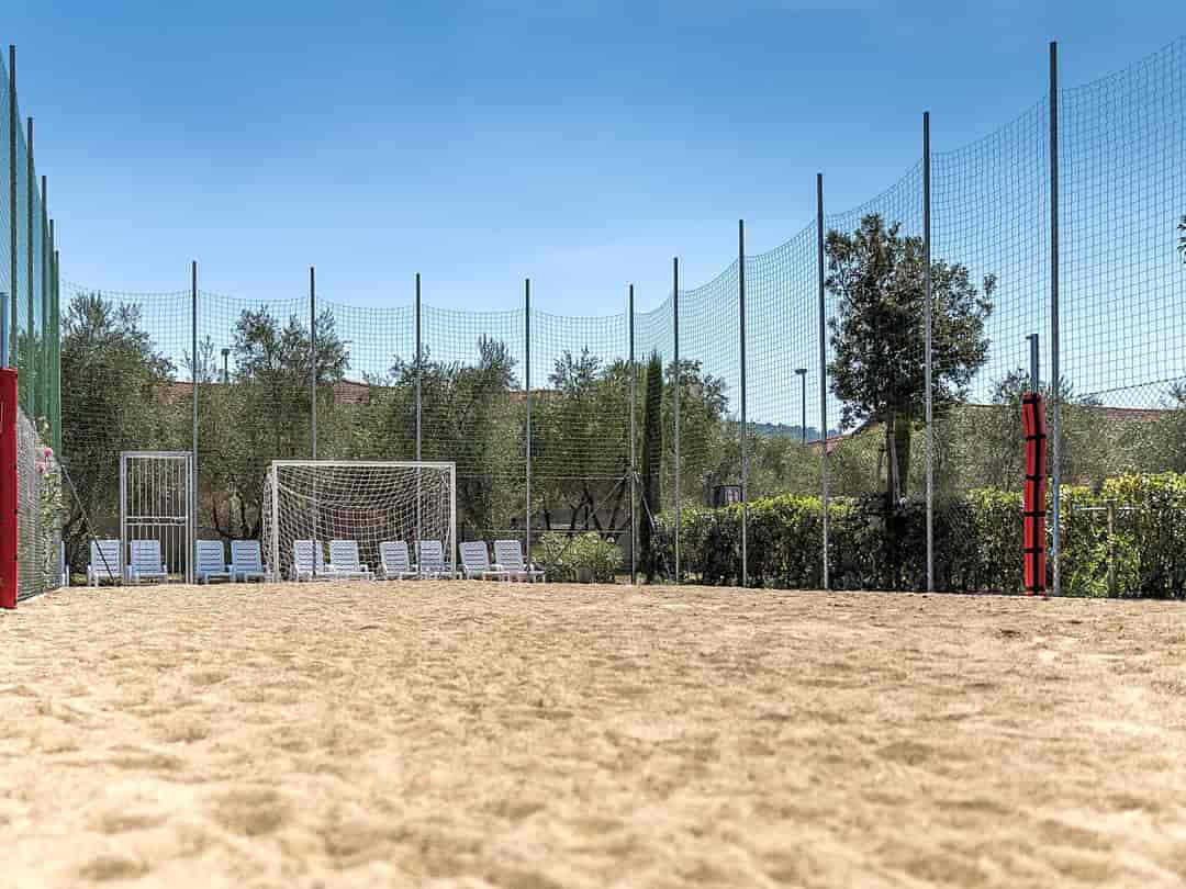 hu Firenze Camping in Town: Sandy football pitch