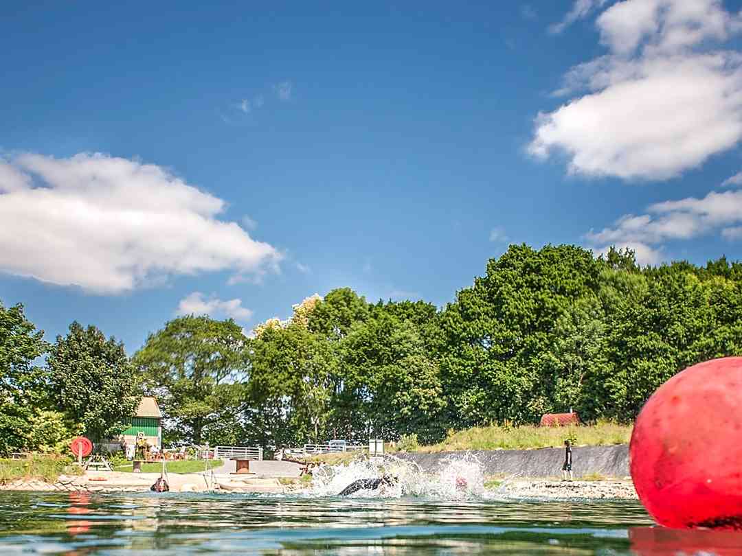 Andark Lake: Swimming and diving on site