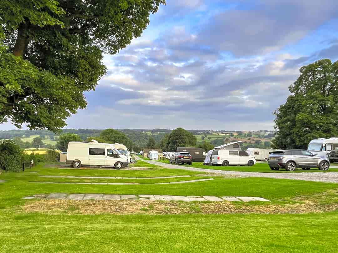 Black Swan Holiday Park: Pitches with views