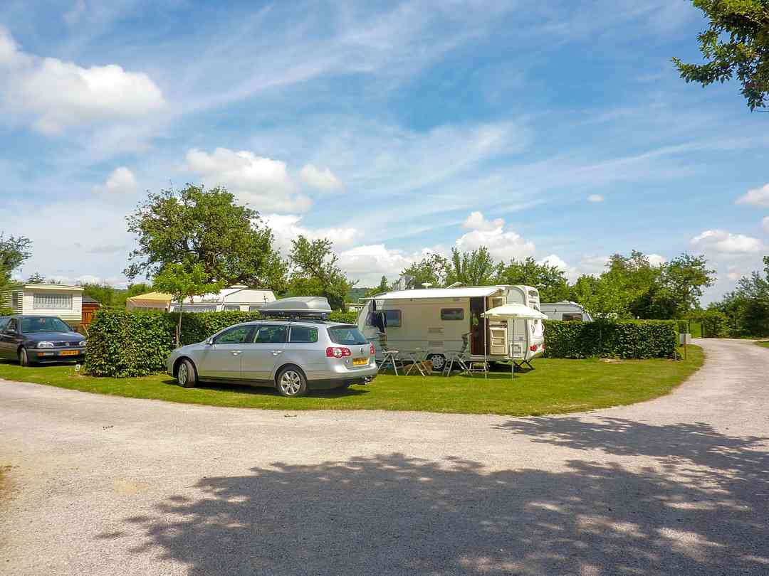 Camping Caravanning Pommiers des Trois Pays: Sunny pitch