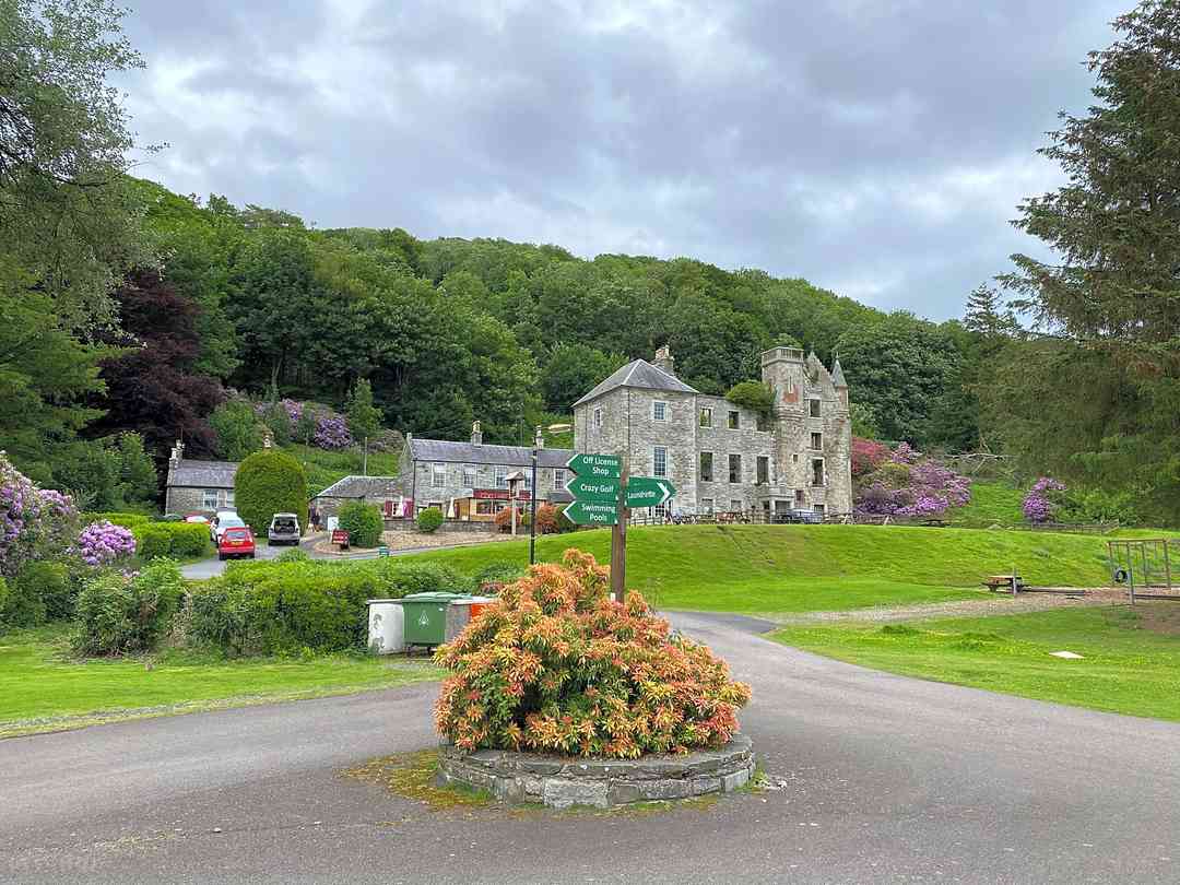 Castle Cary Holiday Park: Castle and restaurant on site. (photo added by paul_w221934 on 29/06/2021)