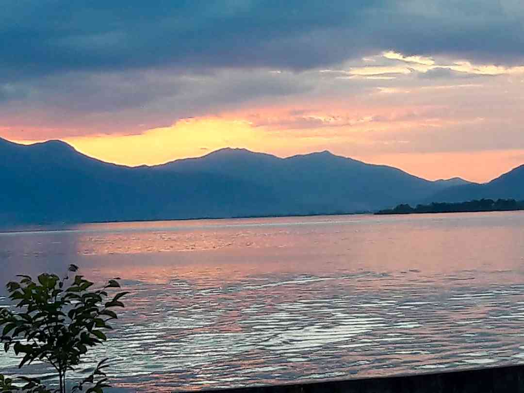 Camperstop KJ Divono: Sunset over the lake