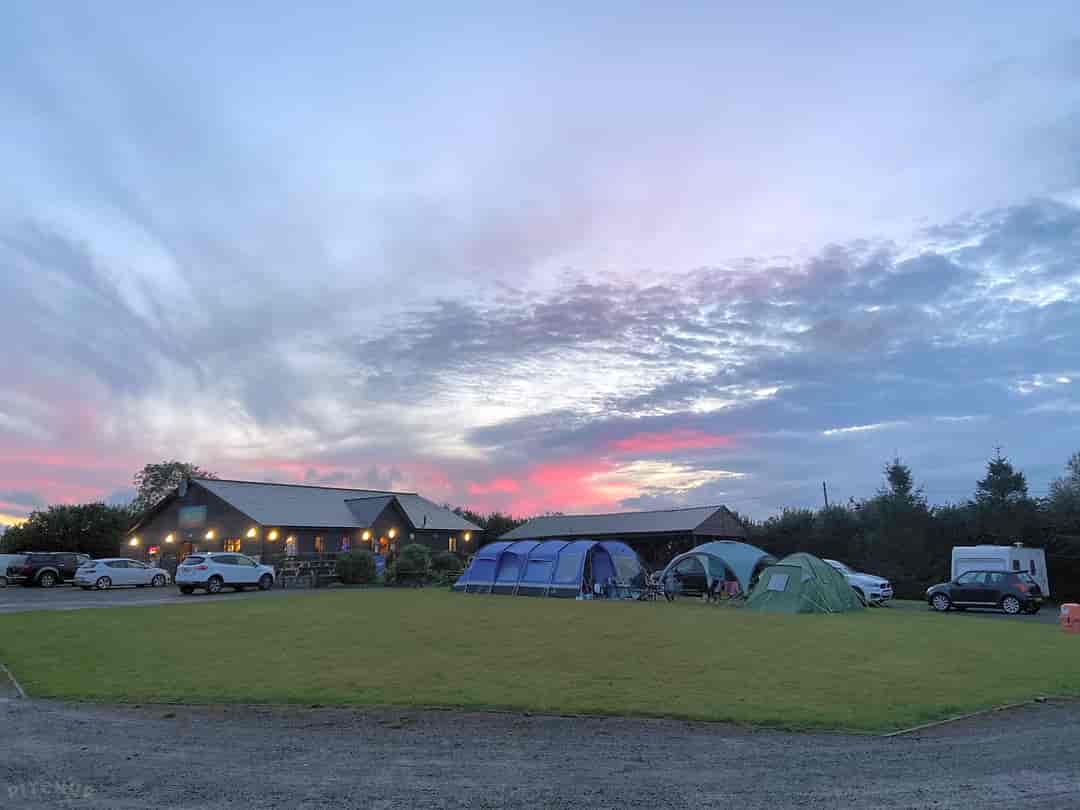 Chapmanswell Caravan Park: Beautiful sunset over the restaurant and campsite