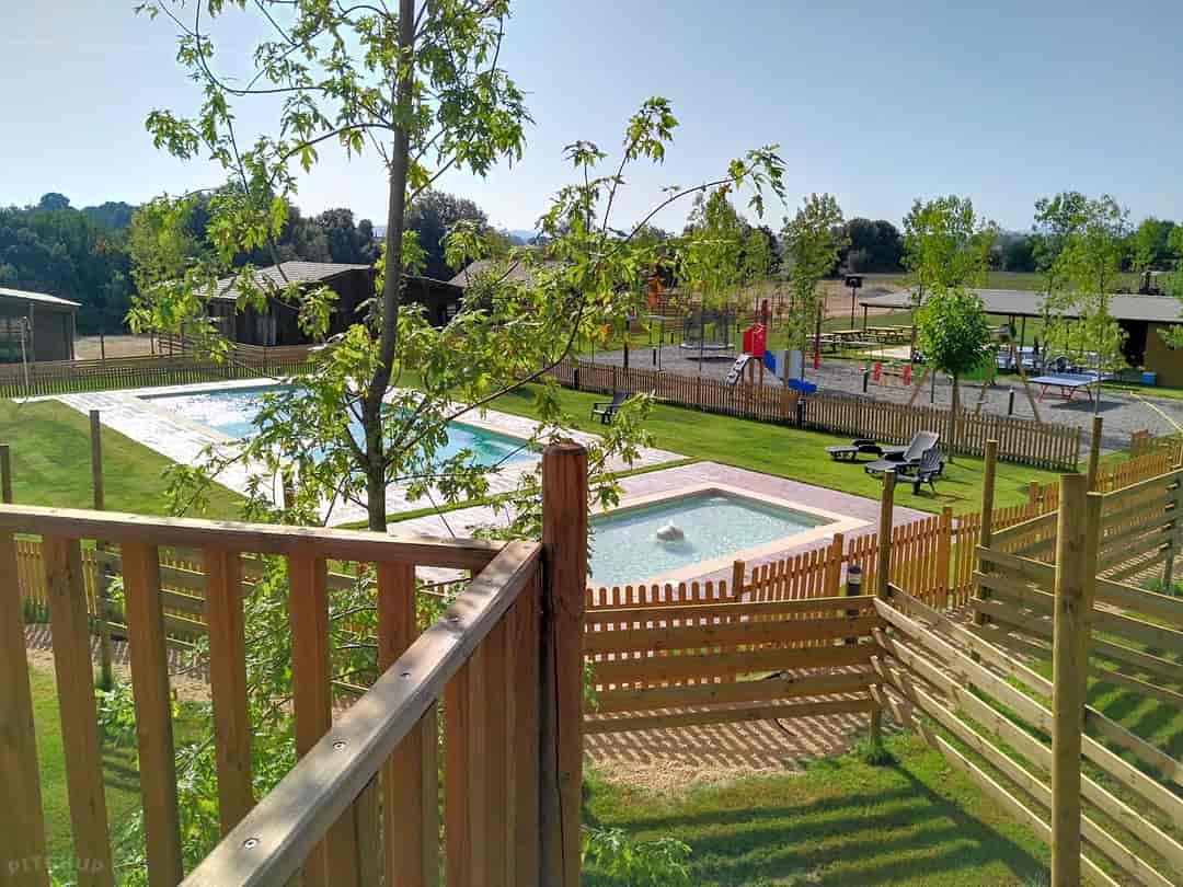 Càmping Rural Montori: Enclosed swimming pool