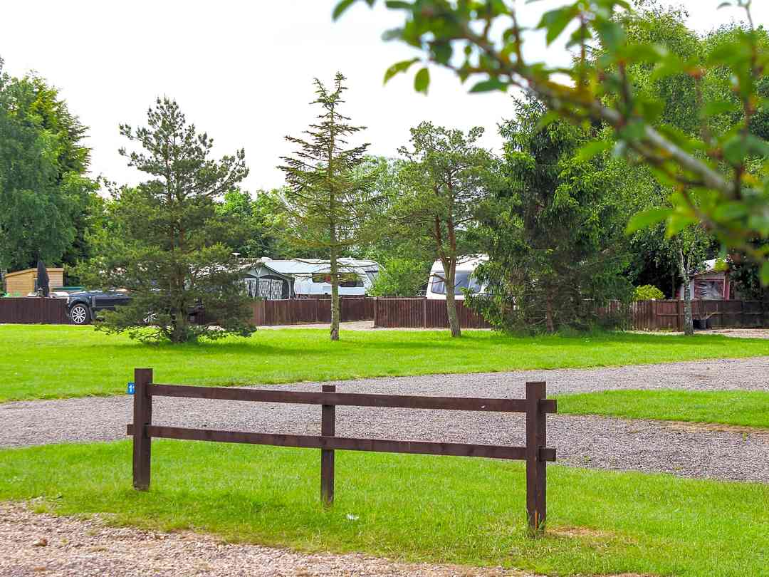 Bosworth Lakeside Lodges: Gravel pitch with grass and electric