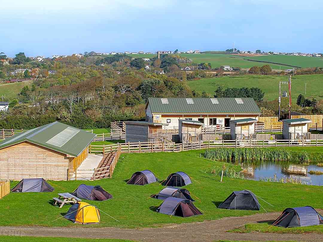Adventure Camping: View of the campsite, the cabins and the lake