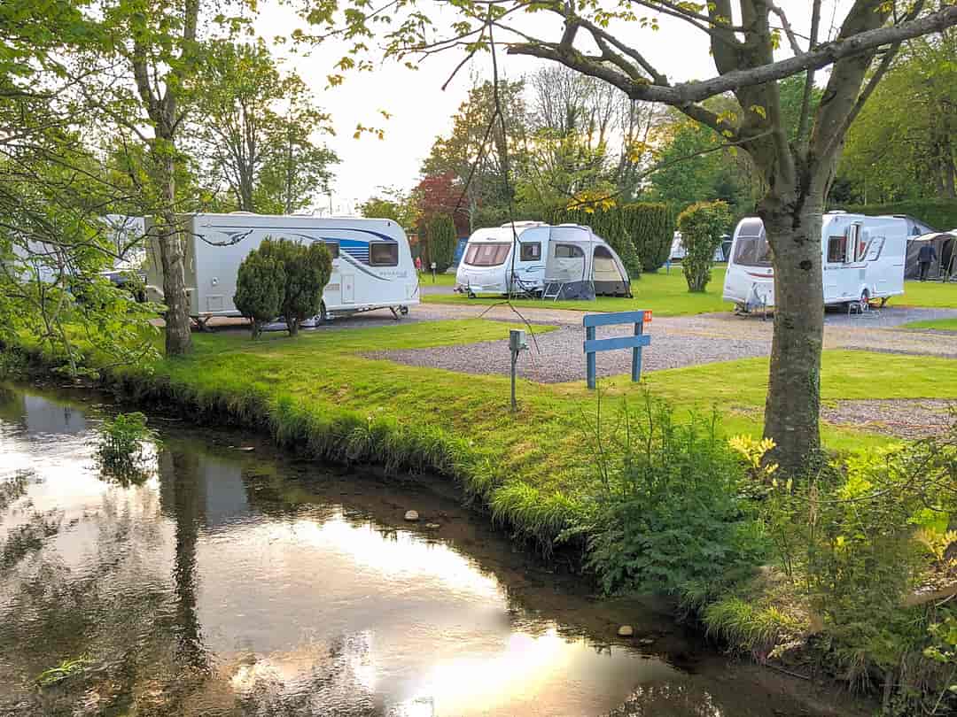 Cheddar Bridge Touring Park: Pitches next to the river