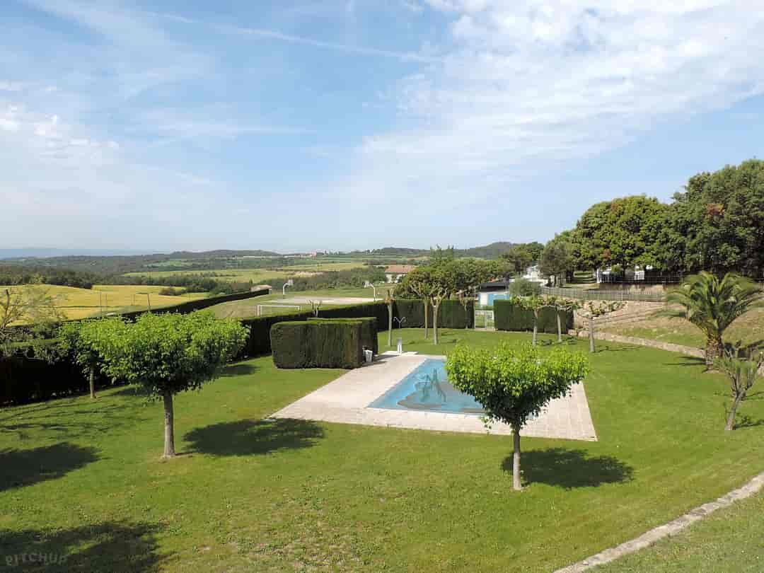 Camping L'Hostalet: Swimming pool and games area
