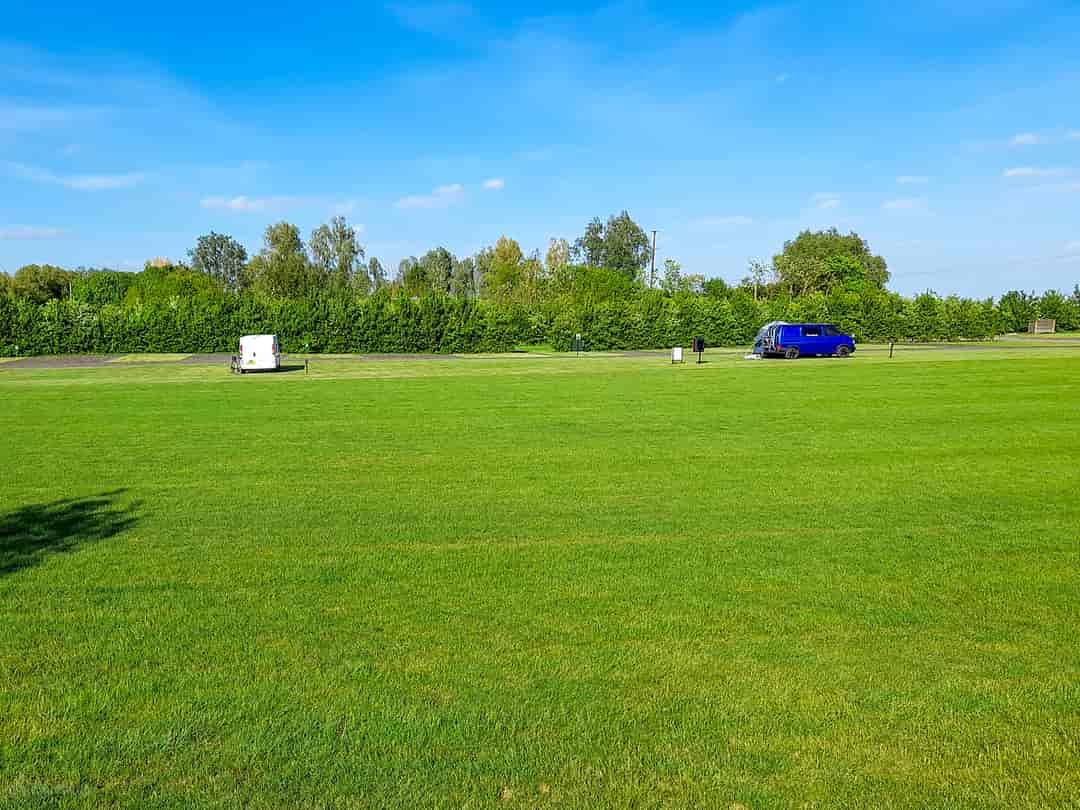 Riverside Lake and Leisure: Pitches on site