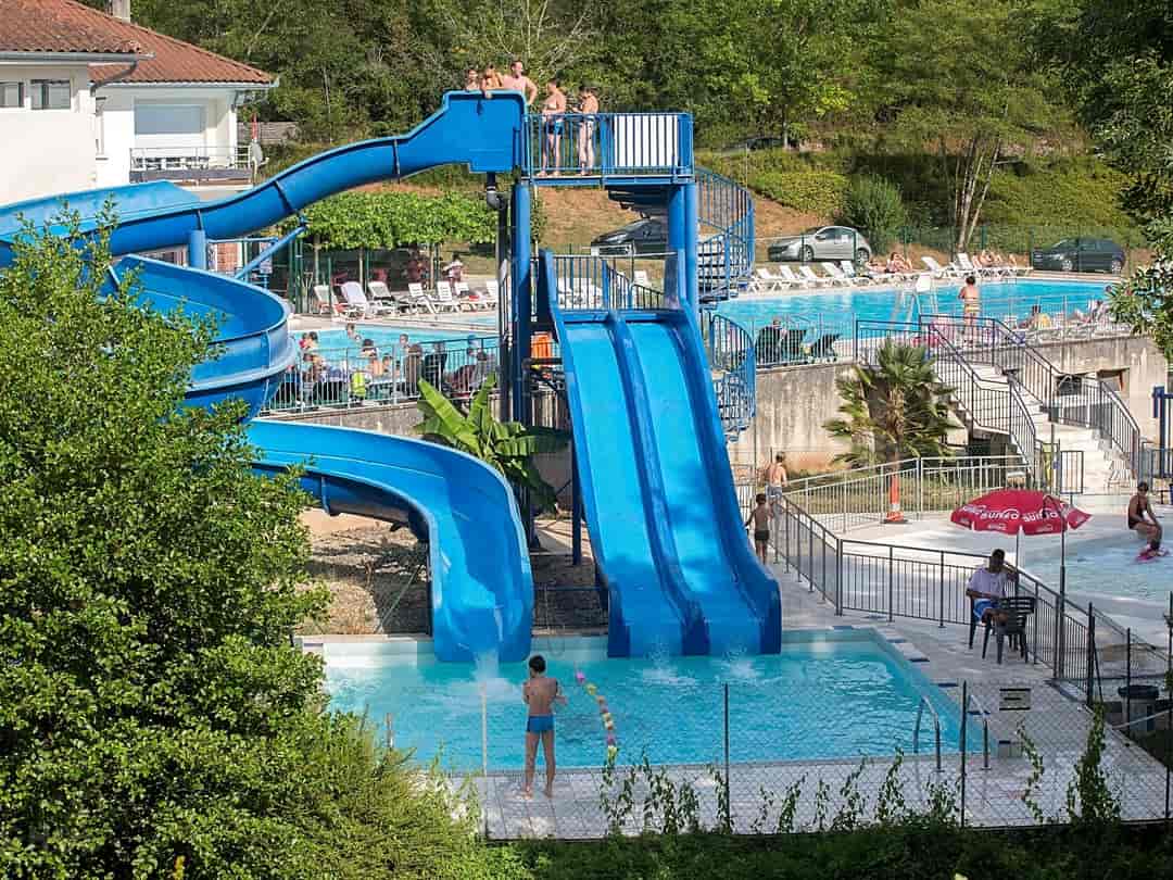 Camping de Collonges-la-Rouge: Swimming pool by the site, open in high season (July / August)
