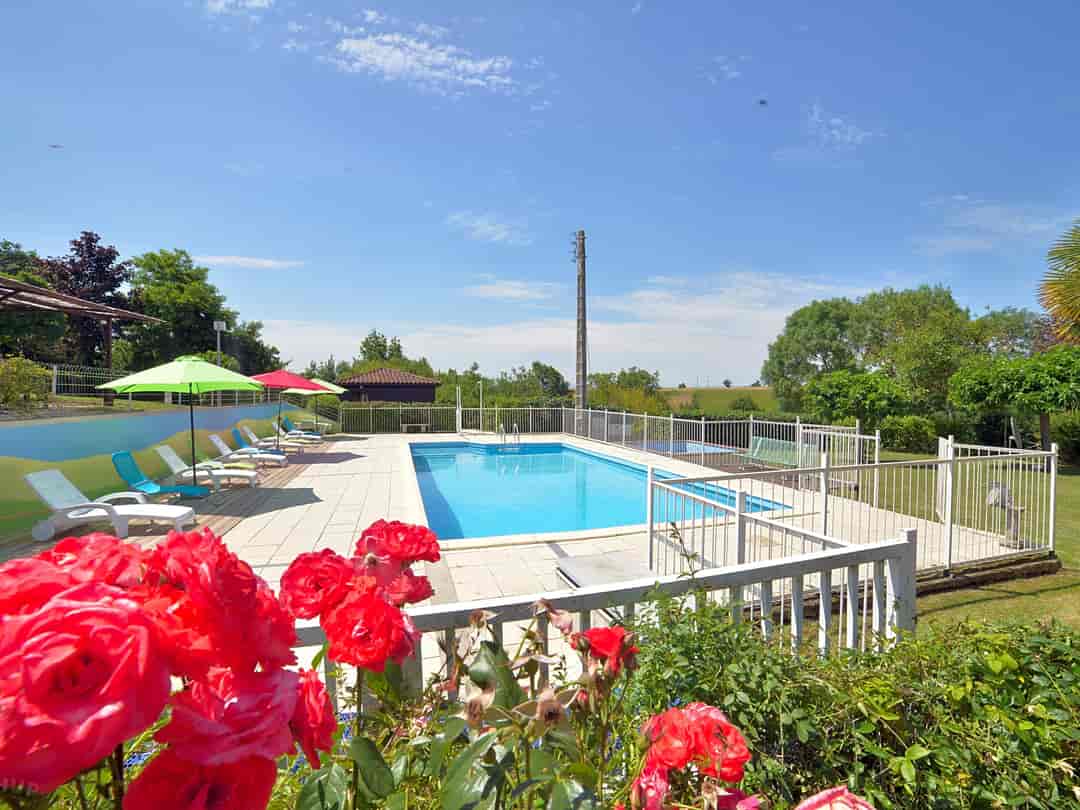 Country Camping: The swimming pool with sun terrace
