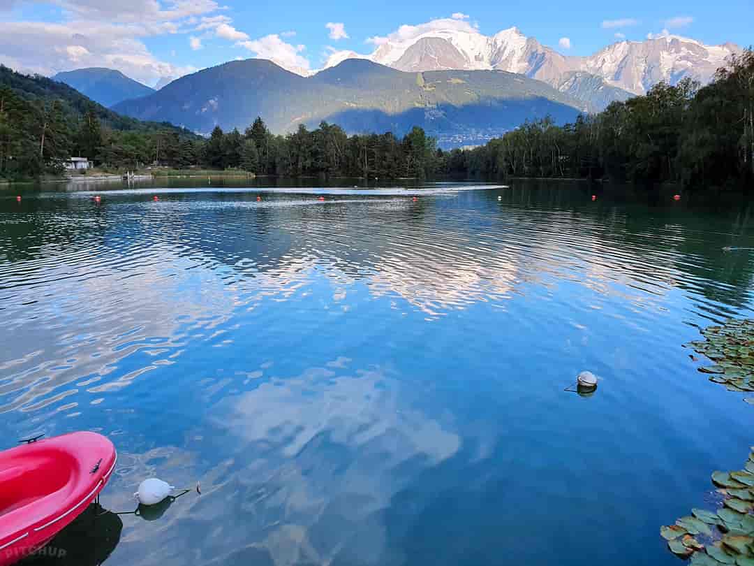 Camping Mont Blanc Plage: The swimming lake of the campsite in a beautiful setting
