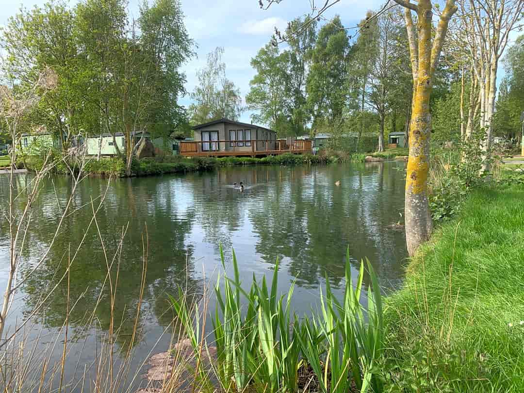 Akebar Park: Lakeside view
