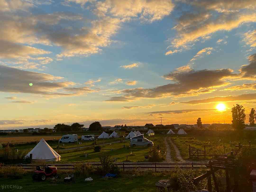 Hunstanton Camping and Glamping: Gorgeous sunsets colouring the campsite in a beautiful orange