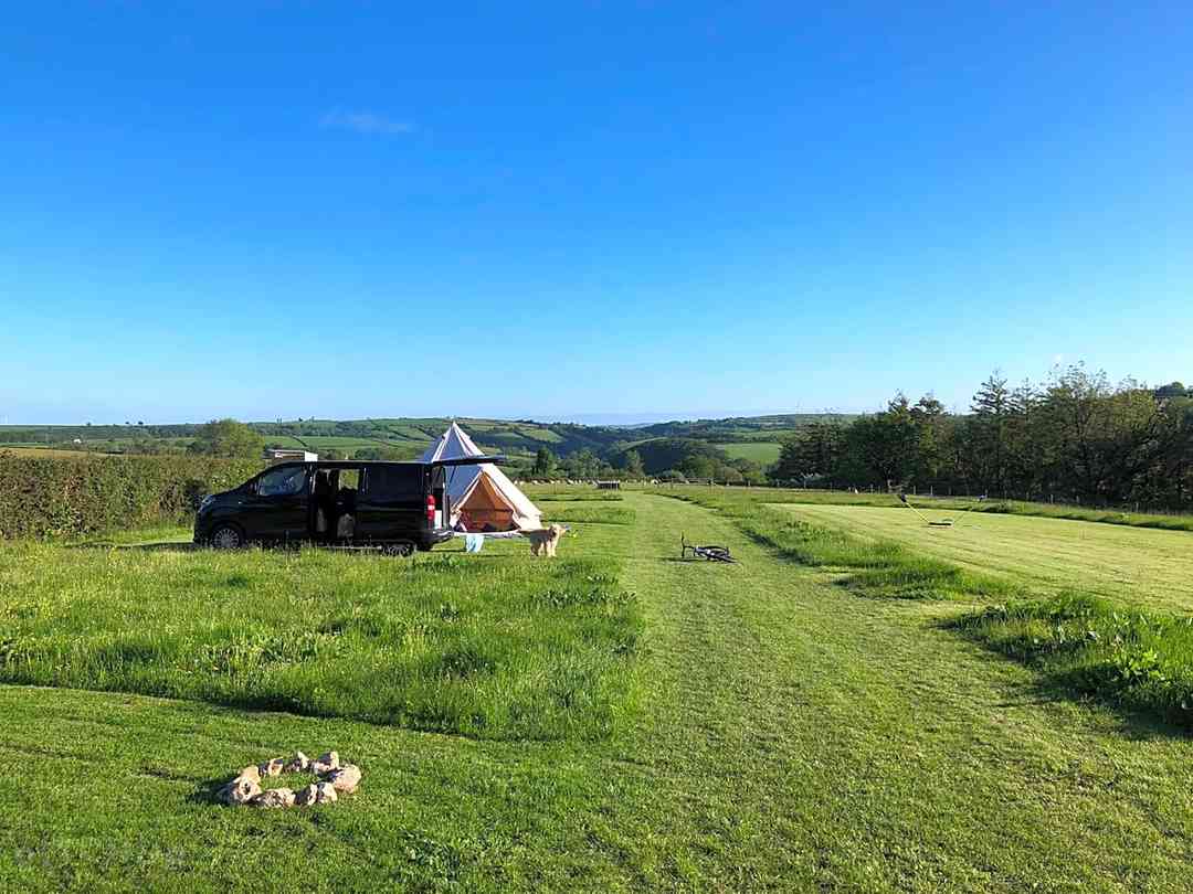 Glampio Cowin: Camping pitch and firepit