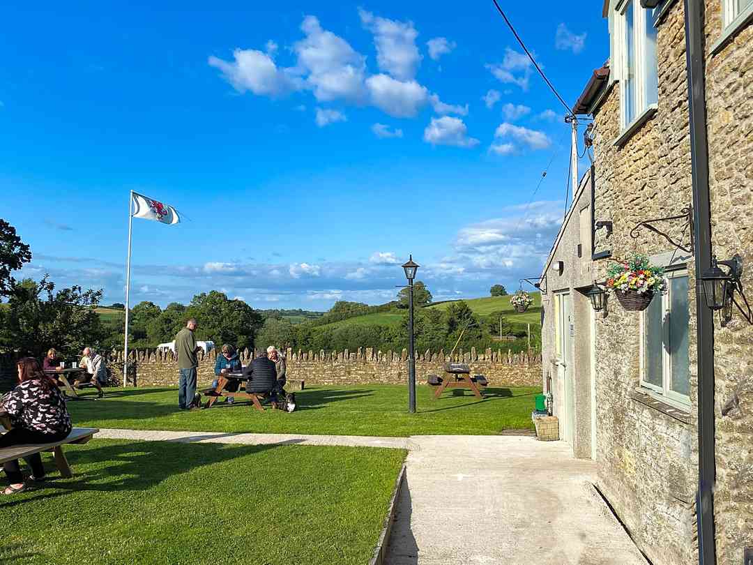 Tucker's Grave Inn and Campsite: Beer garden in the sun (photo added by manager on 05/07/2022)