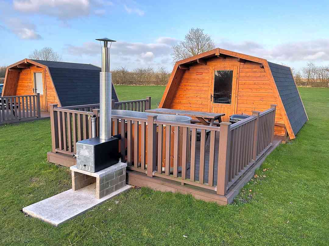 Hill Farm Caravan and Camping Site: Camping pods with hot tub
