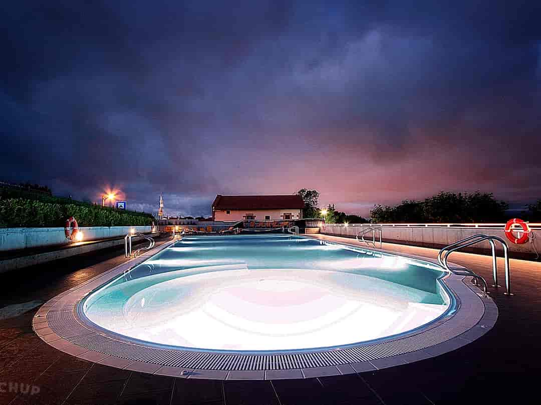 Camping Igueldo: Swimming pool night view