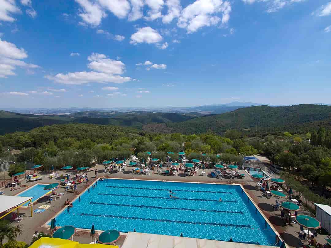 Camping Le Soline: Tuscany hills and view of the swimming pool