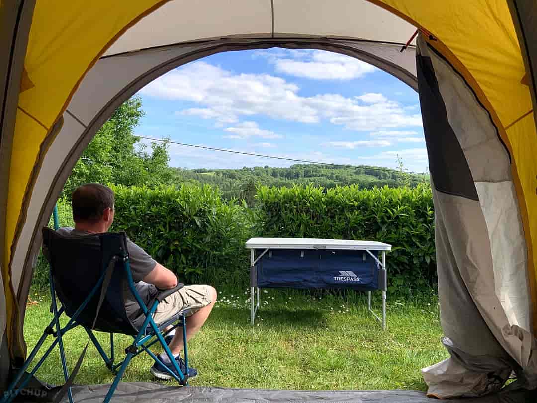 Camping Le Pommier Rustique: Soaking up the view from our pitch