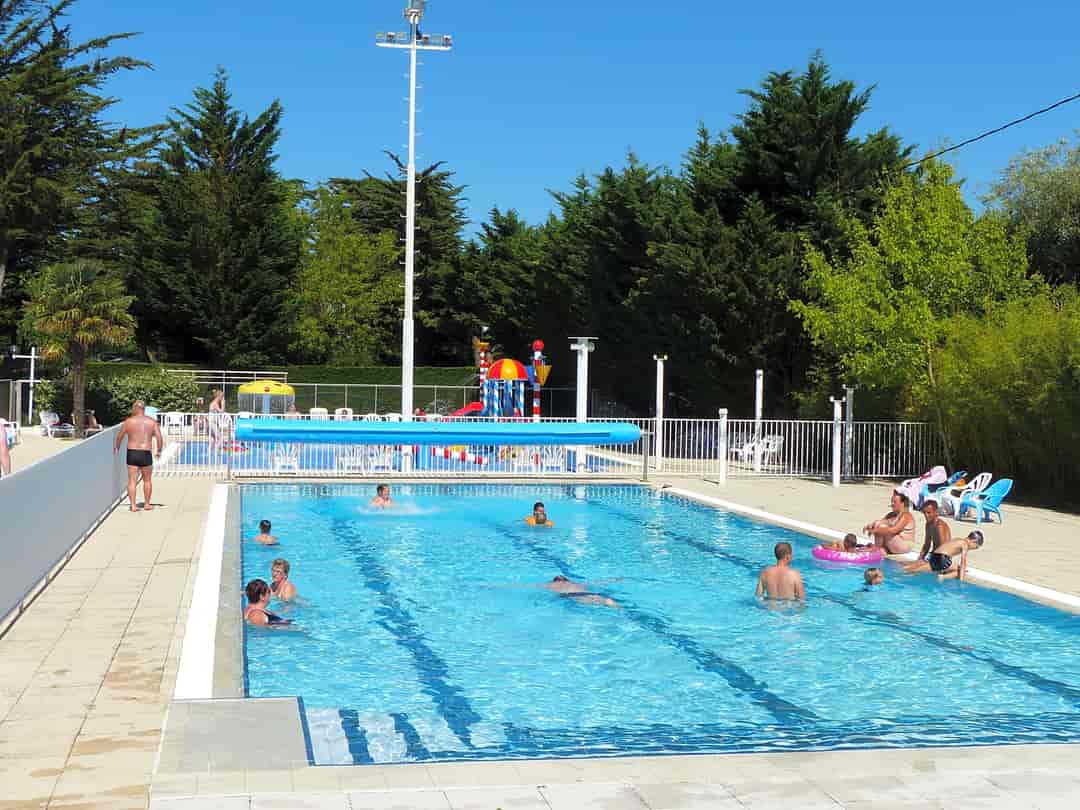 Camping Les Amiaux: Outdoor pool open in July and August