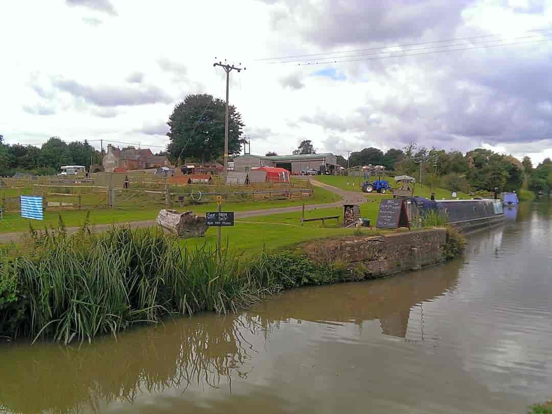 The Pig Place: The campsite/farm from the canal towpath